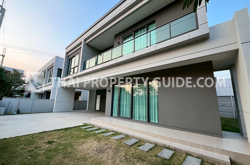 House with Shared Pool in Bangnatrad 